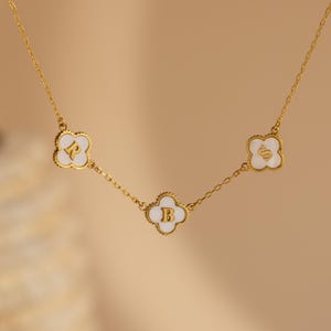 パールクローバーレターネックレス • マザーオブパールイニシャルネックレス • 可憐な花のクローバーネックレス • パーソナライズジュエリー • ママへのギフト • NM164F95
