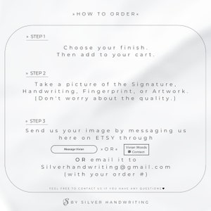 Puede incluir: Un fondo blanco con texto negro que explica c&oacute;mo pedir una pieza de joyer&iacute;a personalizada. El texto incluye los pasos para tomar una foto de una firma, escritura a mano, huella digital o obra de arte y enviarla al vendedor a trav&eacute;s de Etsy o correo electr&oacute;nico. El texto tambi&eacute;n incluye la frase "By Silver Handwriting".