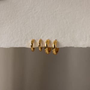 Alledaagse Huggie-oorringen • Minimalistische oorringen • Eenvoudige oorbellen met 18-karaats gouden afwerking • Fijne sieraden • Kleine kerstcadeautjes • ER007 afbeelding 8