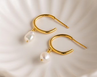 Aros de perla colgantes • Aros de perla personalizados • Joyería de boda minimalista • Joyería de perla • Regalo perfecto para dama de honor • CM72