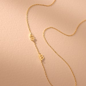 Collier personnalisé à lettres latérales • Collier à breloques initiales excentrées • Collier prénom minimaliste • Bijoux personnalisés • Cadeau pour maman • NM84F77