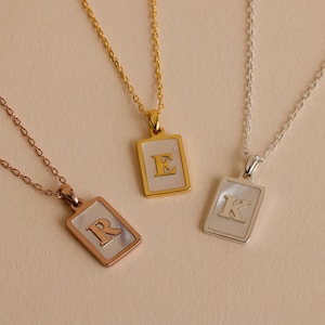 Parelhanger met initialen • Parelmoeren letterketting • Opvallende bedelketting • Sieraden met initialen op maat • Cadeau voor haar • NM166F95