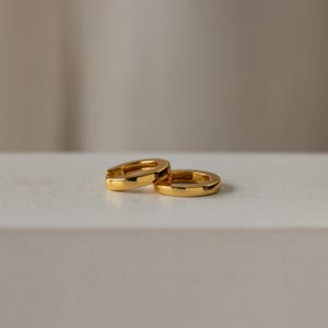 Alledaagse Huggie-oorringen • Minimalistische oorringen • Eenvoudige oorbellen met 18-karaats gouden afwerking • Fijne sieraden • Kleine kerstcadeautjes • ER007 afbeelding 2