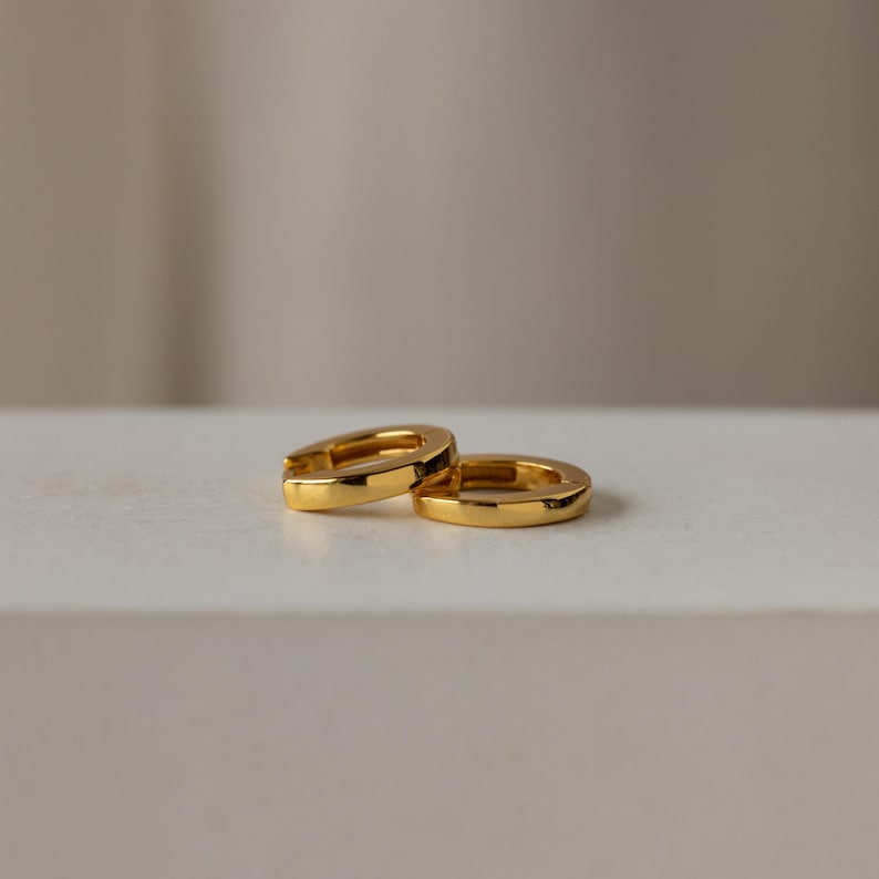 Alledaagse Huggie-oorringen • Minimalistische oorringen • Eenvoudige oorbellen met 18-karaats gouden afwerking • Fijne sieraden • Kleine kerstcadeautjes • ER007 afbeelding 2