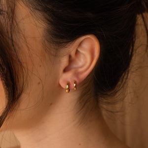 Alledaagse Huggie-oorringen • Minimalistische oorringen • Eenvoudige oorbellen met 18-karaats gouden afwerking • Fijne sieraden • Kleine kerstcadeautjes • ER007 afbeelding 7