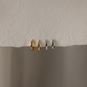 Alledaagse Huggie-oorringen • Minimalistische oorringen • Eenvoudige oorbellen met 18-karaats gouden afwerking • Fijne sieraden • Kleine kerstcadeautjes • ER007 afbeelding 4
