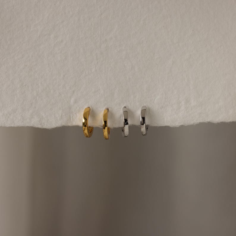 Alledaagse Huggie-oorringen • Minimalistische oorringen • Eenvoudige oorbellen met 18-karaats gouden afwerking • Fijne sieraden • Kleine kerstcadeautjes • ER007 afbeelding 4
