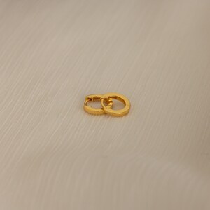 Alledaagse Huggie-oorringen • Minimalistische oorringen • Eenvoudige oorbellen met 18-karaats gouden afwerking • Fijne sieraden • Kleine kerstcadeautjes • ER007 afbeelding 6