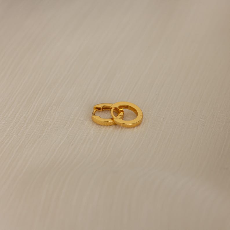 Alledaagse Huggie-oorringen • Minimalistische oorringen • Eenvoudige oorbellen met 18-karaats gouden afwerking • Fijne sieraden • Kleine kerstcadeautjes • ER007 afbeelding 6