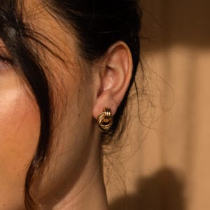 Boucles d'oreilles double créoles • Petites créoles à nœud • Boucles d'oreilles pendantes géométriques • Bijoux en métaux mixtes • Cadeau de fin d'études pour elle • ER486