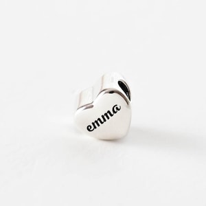 Liten personlig namnberlock • Personlig armbandsberlock • Elegant namnpärla i sterlingsilver • Personlig present • Presenter till mamma • CM18F59