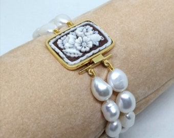 Baroque pearl bracelet with central cameo