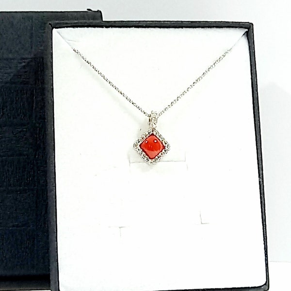 Pendentif en losange avec corail rouge et zircons