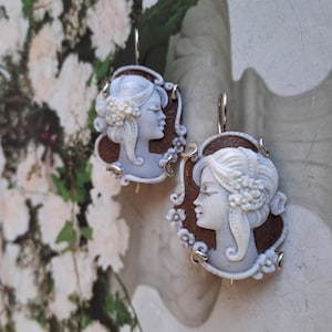 Cameo earrings with ladies and silver.