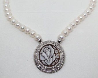 Halskette mit Naturperlen und Silbermedaillon mit Kamee