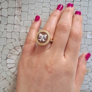 Zilveren ring met strikcamee, zilveren ring en zirkonen met ronde camee