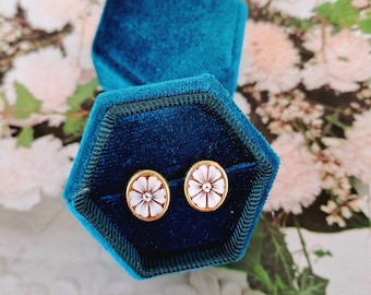 Cameo flower earrings with Cammeo Torre del Greco brand.