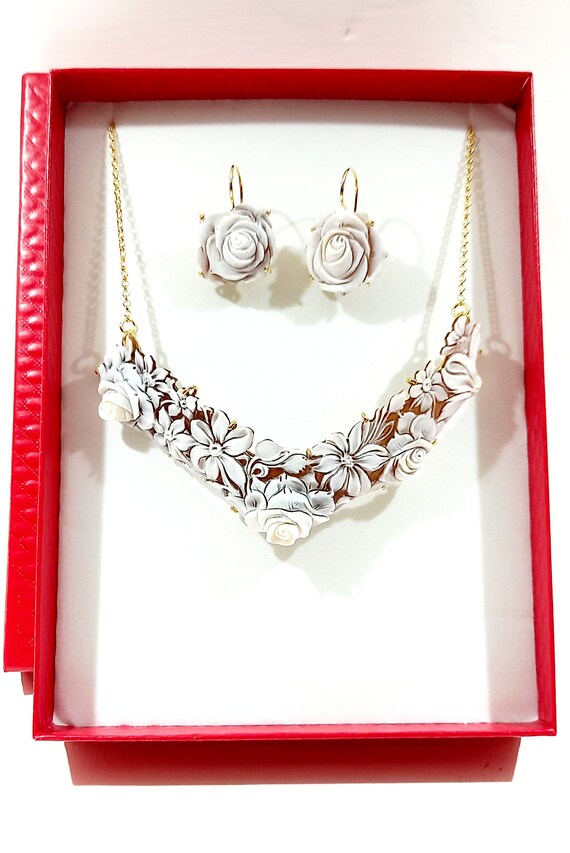 Lot De 5 Bijoux Fantaisie : Collier émaillé, Bague Et Boucles D'oreilles Camées Sur Le Thème Des Roses - Neuf Sans Emballage