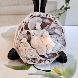 Cameo inspired by a painting by Fragonard.