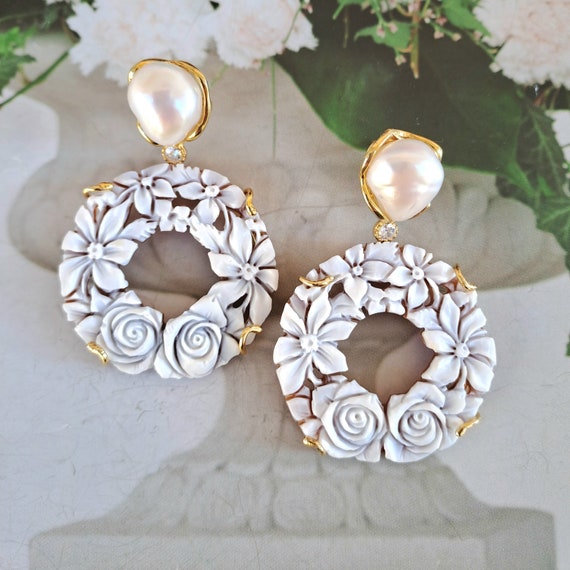 Orecchini Pendenti Vintage A Fiore Di Camelia Con Perle E Smalto – Gioielli Eleganti Per Matrimonio, Festa Della Mamma E Vacanze