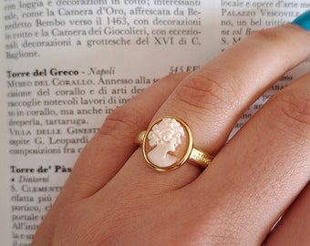 Bague camée coquille cornéenne, modèle vintage de la marque Cammeo Torre del Greco