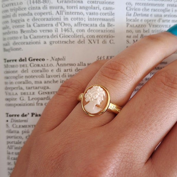 Corneal shell cameo ring, vintage model with "Cammeo Torre del Greco" brand.