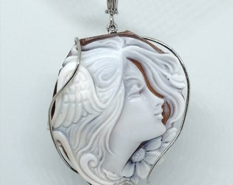 Colgante camafeo Torre del Greco con rostro de mujer y collar de perlas