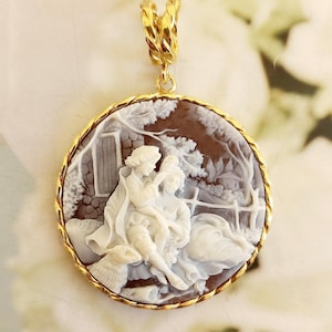 Pendentif camée authentique inspiré des œuvres de Boucher