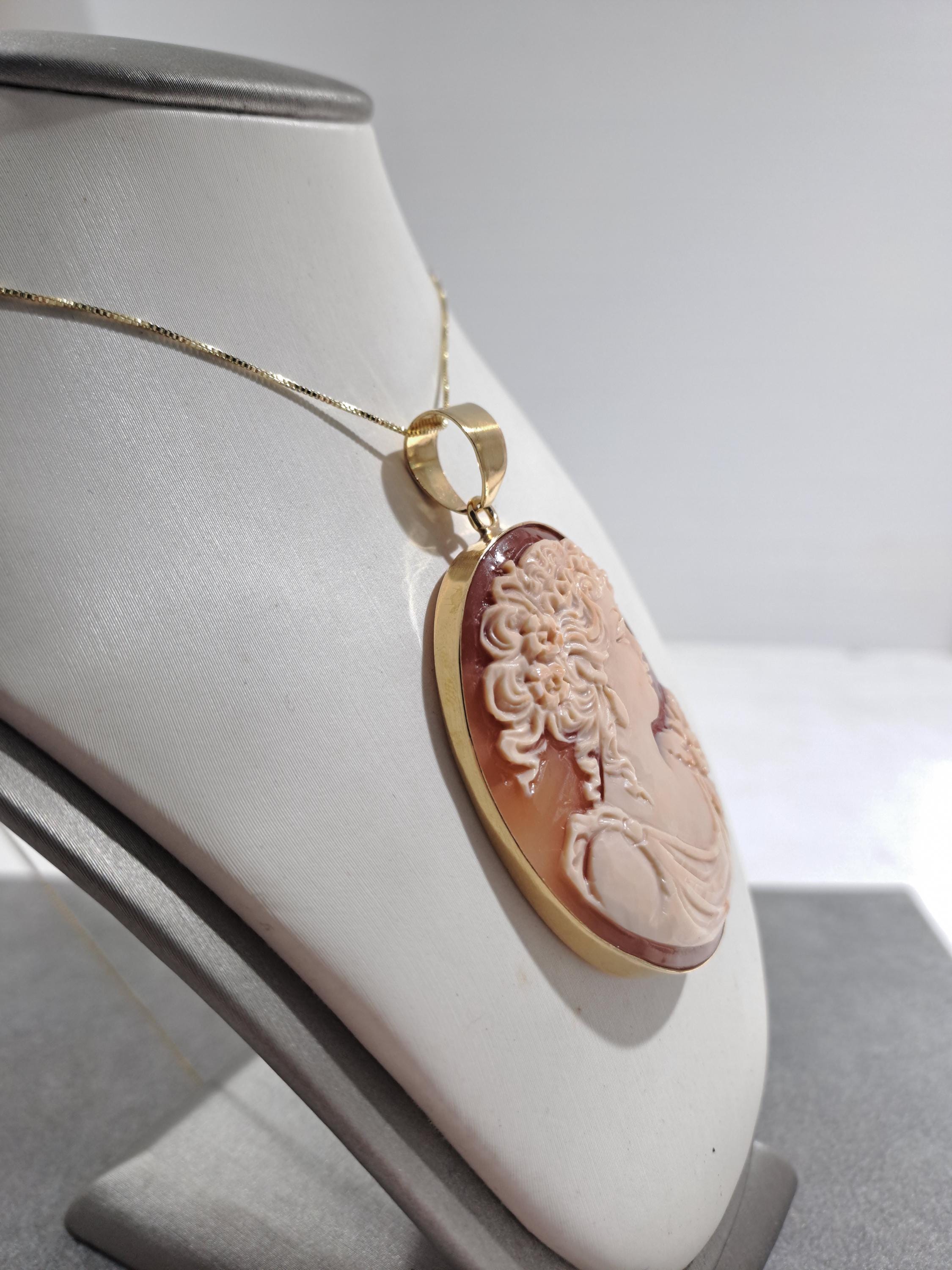 Medaglione con cammeo a forma di rosa viola, collana con