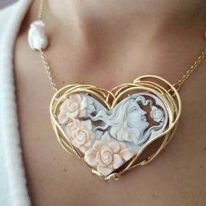 Heart-shaped cameo necklace with silver