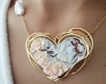 Collier avec camée en forme de coeur et argent