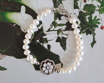 Pearl bracelet with small flower cameo