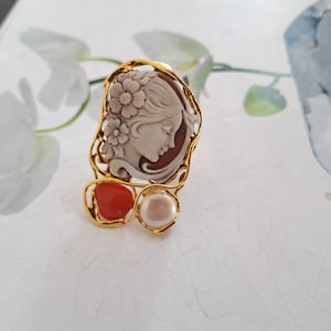 Ring met bloedkoraal en parel camee, zilveren ring en camee met dame