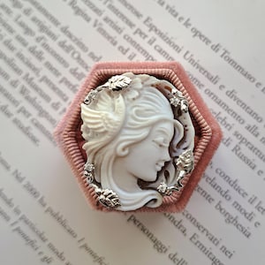 Ring met prachtige camee met gezicht van een dame