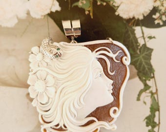 Lady cameo pendant in sardonic shell