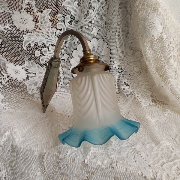 Applique ancienne avec abat-jour tulipe blanc et bleu en verre dépoli, éclairage ancien de France, LaBonneVie72