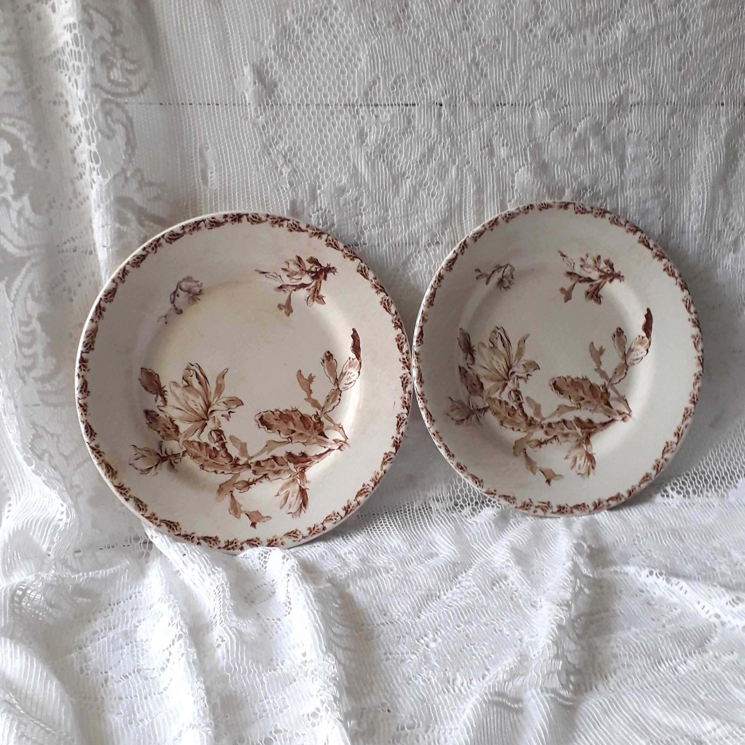 Paire Français Antiques Plaques de Fer Blanc Crème avec Motif Floral Sépia Transferware, Crazing, An