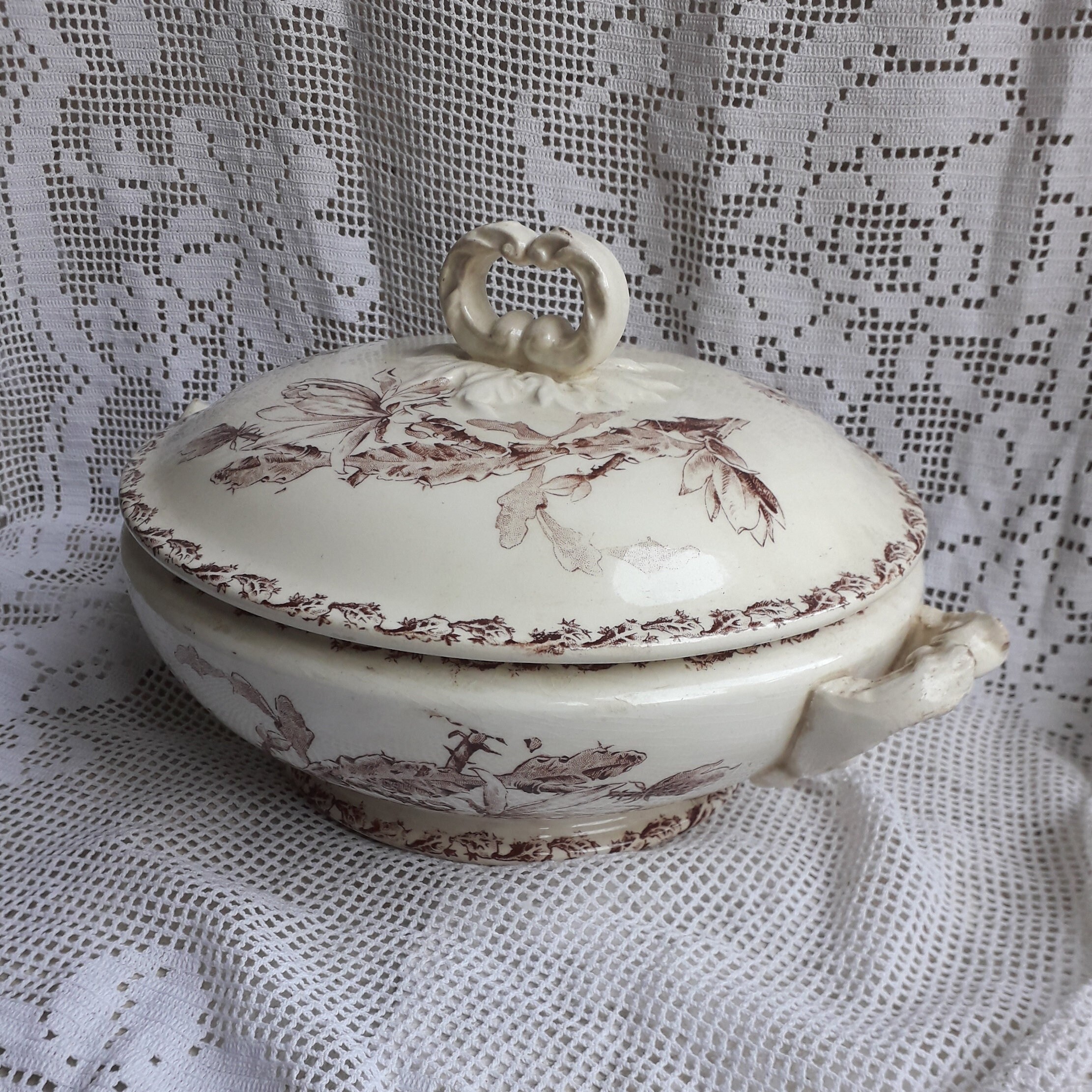 Petite Français Antique Ironstone Tureen avec Motif de Transferware Sépia, Pierre Fer Blanc Crémeux,