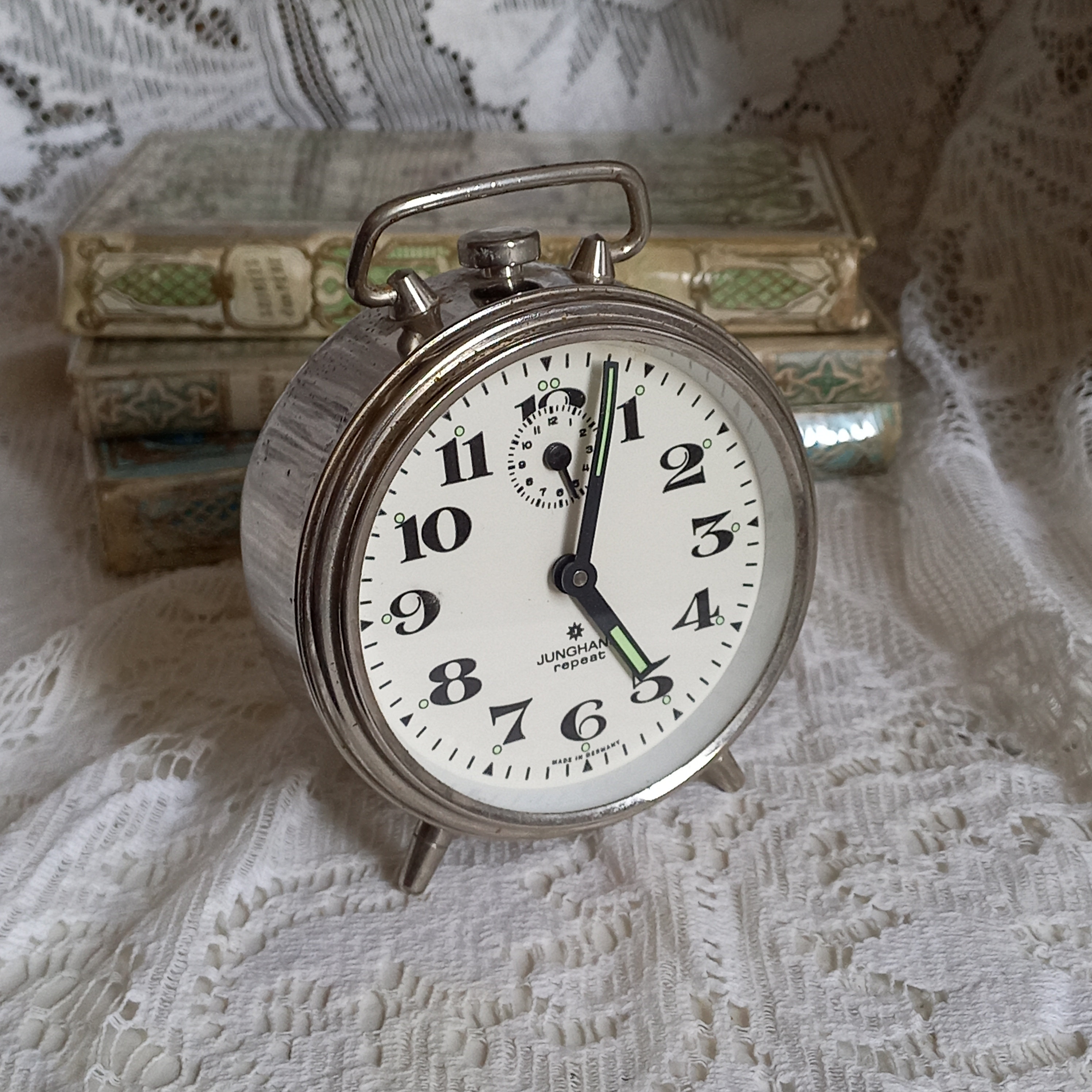 Junghans クラシックメカニカル置時計 Small Mechanical Alarm Clock With a Chrome Metal Case by German