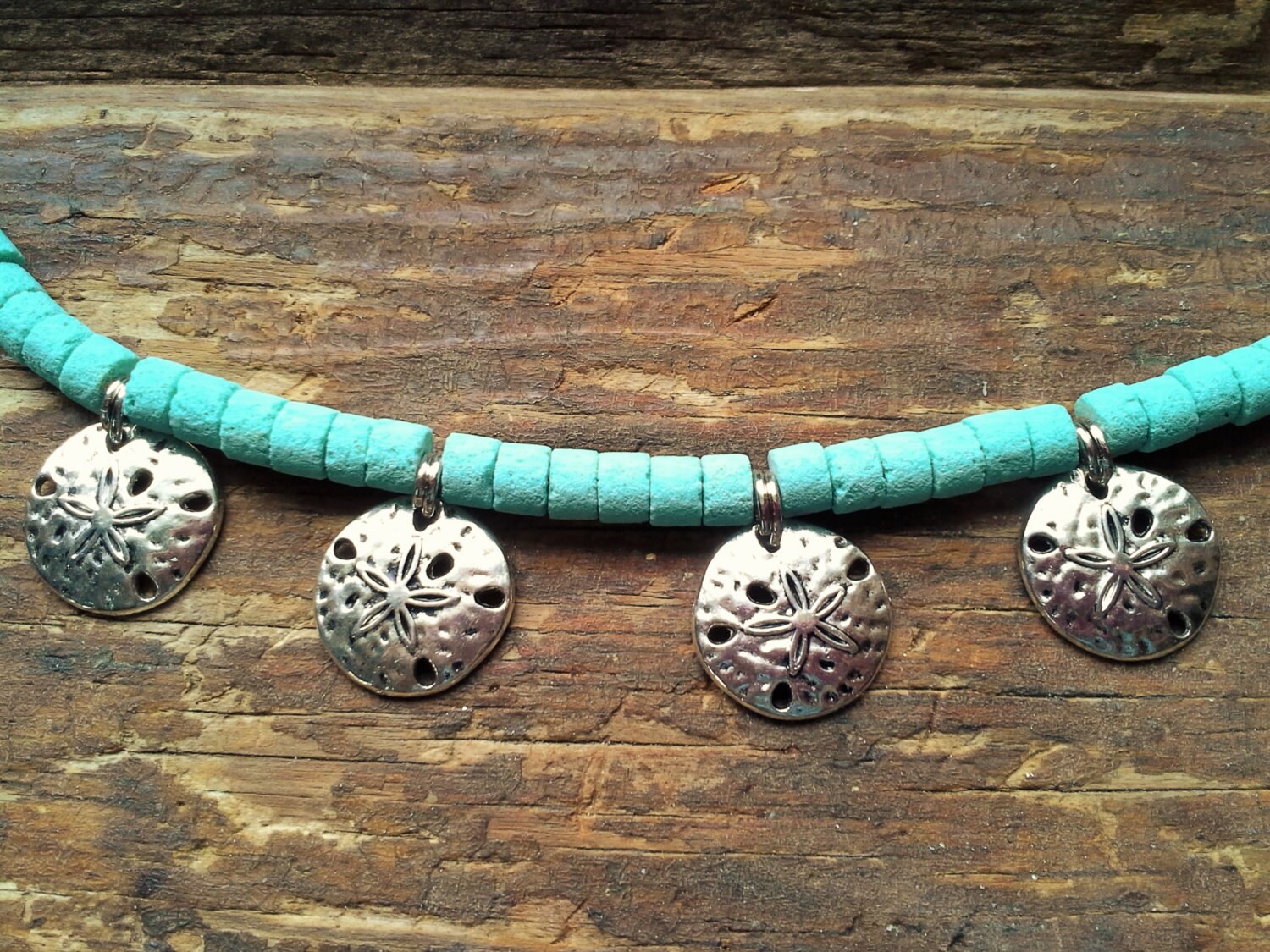 Collar De Cuentas Hesh Aqua Con Encantos De Plata Dólar De Arena