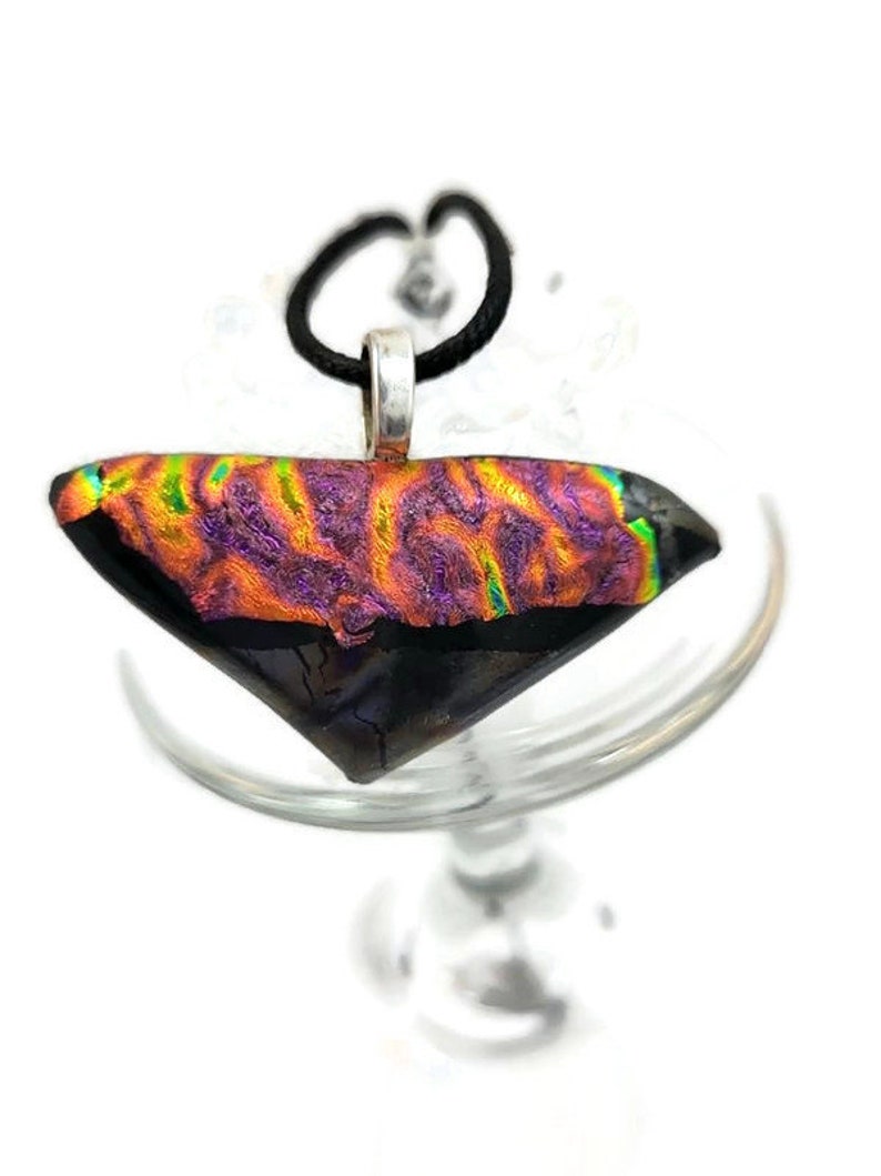 Triangle forme dichroïque Dichroic Fused Verre Pendentif Collier, Noir, Orange, Vert, Violet, Bijoux, Mode ethnique, Boho, Hippie, Cadeau de déclaration image 1