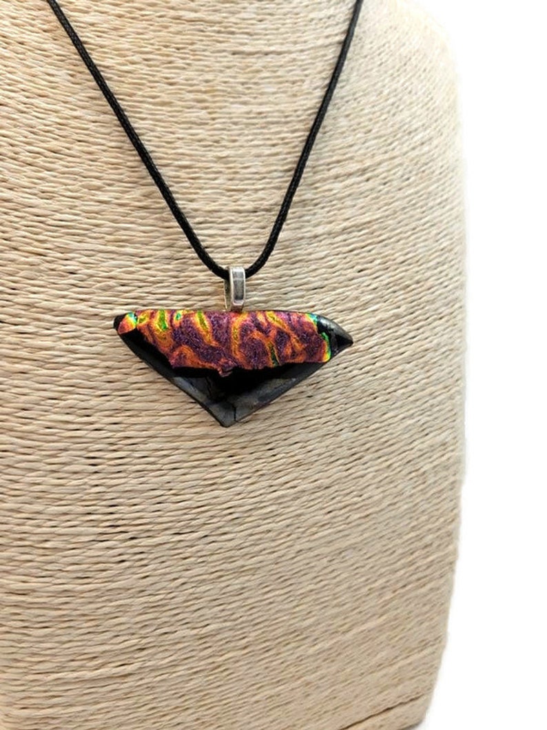 Triangle forme dichroïque Dichroic Fused Verre Pendentif Collier, Noir, Orange, Vert, Violet, Bijoux, Mode ethnique, Boho, Hippie, Cadeau de déclaration image 8