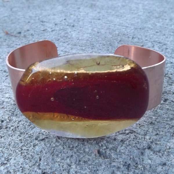 Manchette en cuivre, Bracelet manchette en verre, brassard rouge et ambre, Bracelet en verre fusionné, Boho, bijoux HIppie, Grand Bracelet, manchette de déclaration