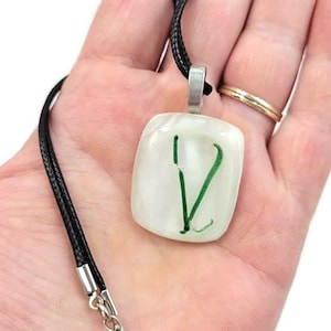 Collar con colgante de vidrio fundido, joyería, blanco y verde, letra V, unisex, estilo bohemio, estilo hippie, idea de regalo de cumpleaños, ropa informal, simple, brillante
