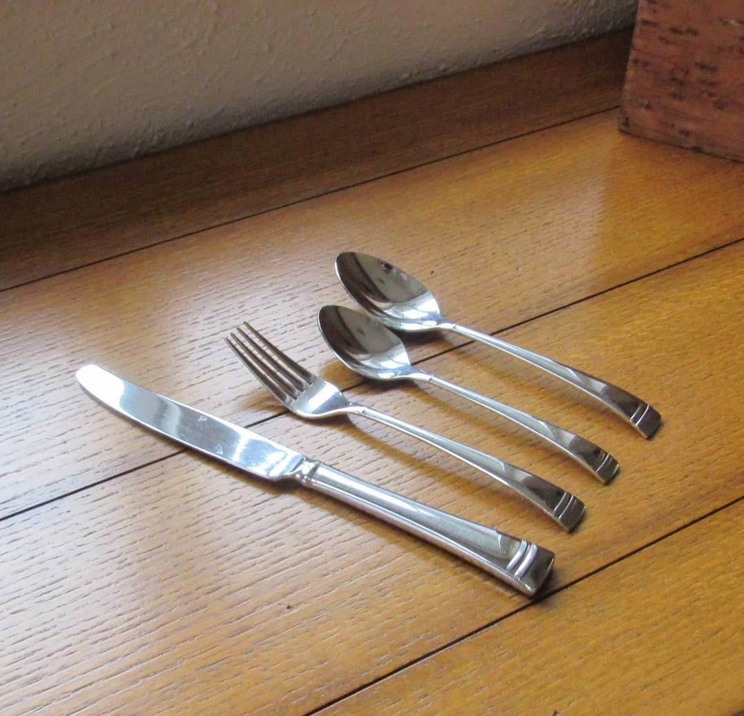 Lenox 18/10 Stainless Steel Flatware Vintage Federal Platinum Pattern 4 Piece Place Setting, 4