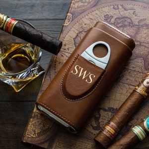 Travel cigar case with cutter.