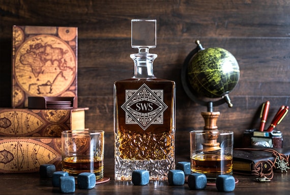 A heavily-favorited engraved whiskey decanter with 1,630 fans — proven demand signal for a classic, well-executed personalized barware gift.