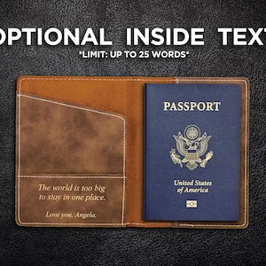 Puede incluir: Un portapasaporte de cuero marr&oacute;n con un bolsillo para un pasaporte y un bolsillo separado para art&iacute;culos personales. El portapasaporte tiene una inscripci&oacute;n personalizada que dice "El mundo es demasiado grande para quedarse en un solo lugar. Te quiero, Angela."