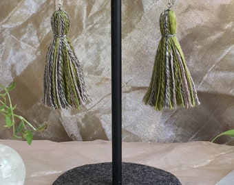Groene veelkleurige oorbellen met kwast: handgemaakte vezelsieraden, sterlingzilver
