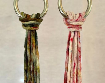 Plantenhanger geverfd macramé: veelkleurig katoenen koord met metalen ring